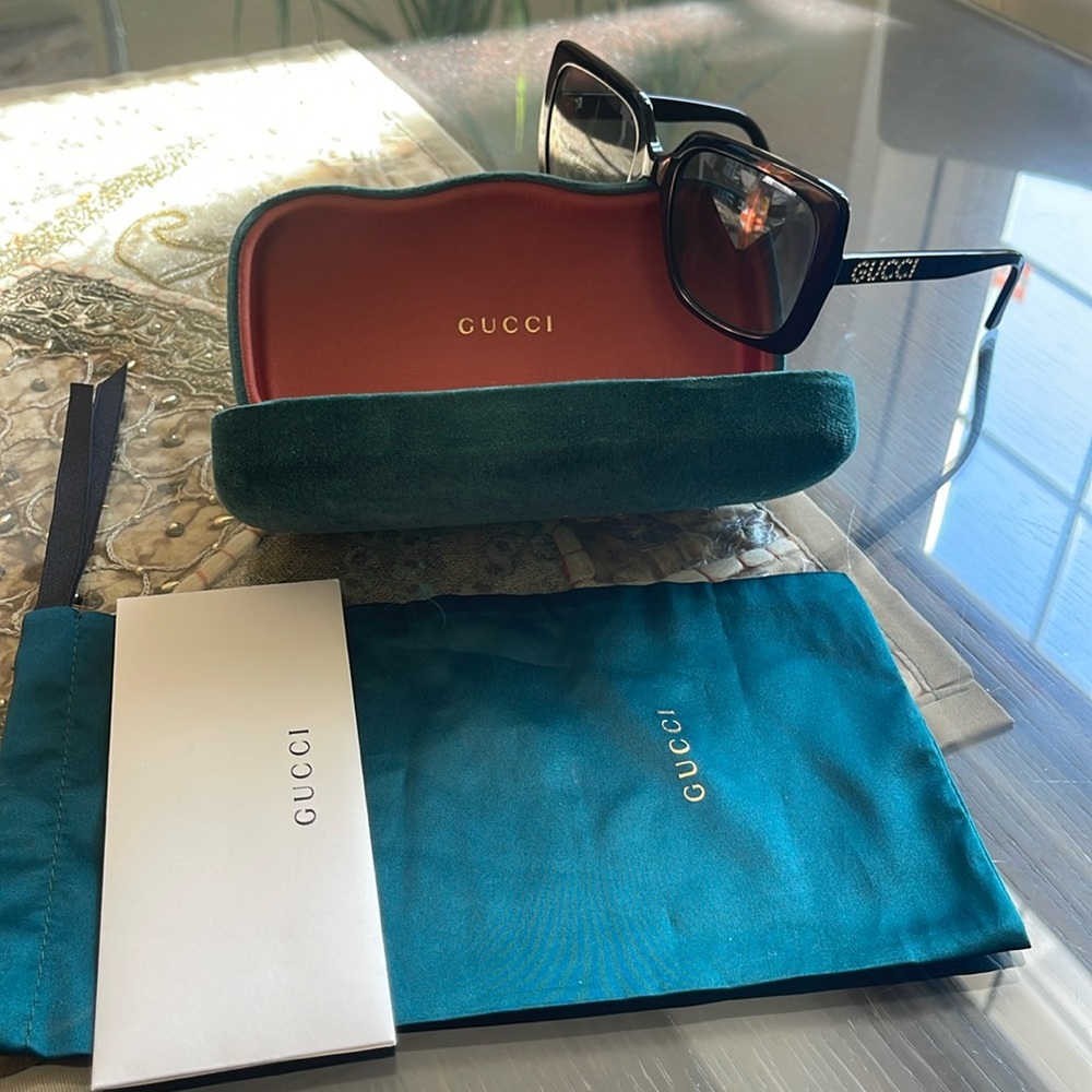 Gucci square sunglasses 🕶️ 💚
Showstopper piece 🔥 originally $590$